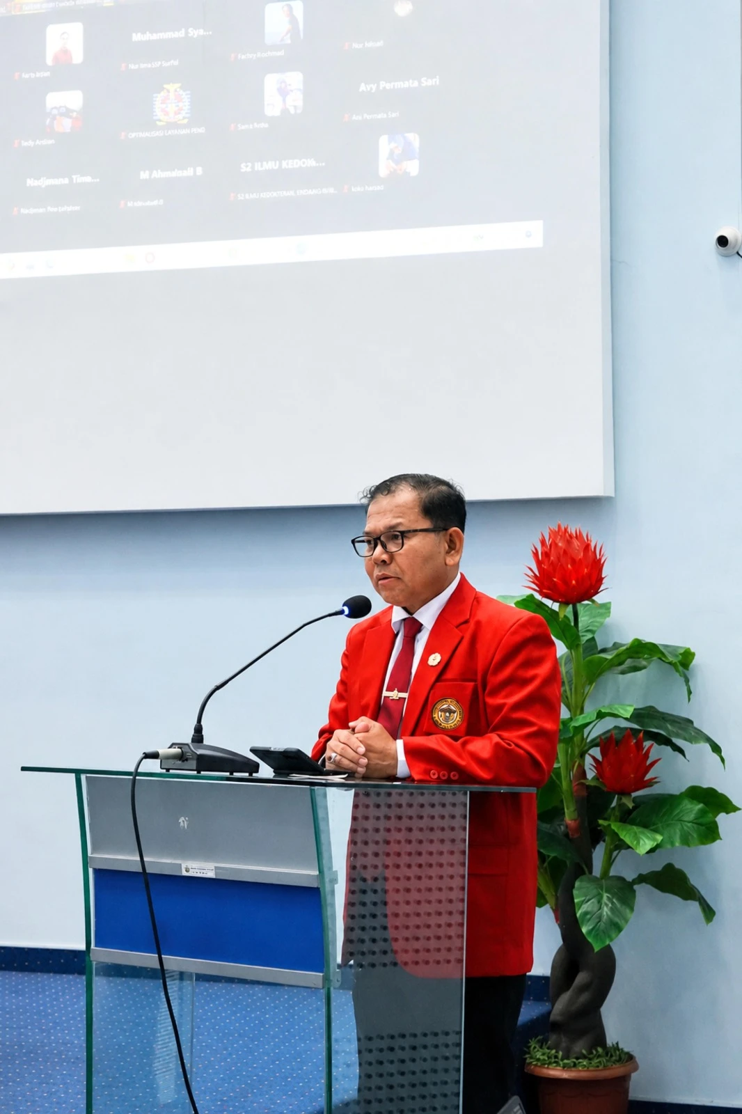 Prof. Sukri Palutturi mengajak mahasiswa baru Pascasarjana Unhas bertransformasi menjadi produsen ilmu pengetahuan. (Foto: Dok. Sekolah Pascasarjana Unhas)